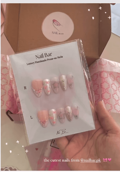 A finished set held in its packaging